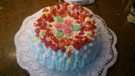 semplice torta di compleanno con panna, fragole e crema pasticcera agli agrumi
