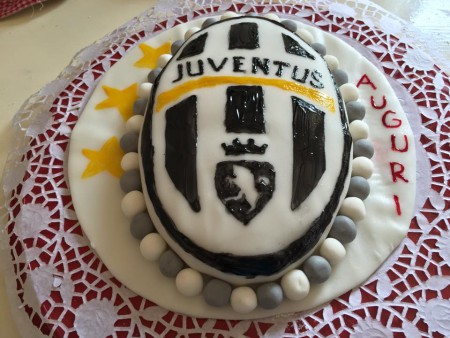 torta juventus con biscotto alla vaniglia e crema alle fragole