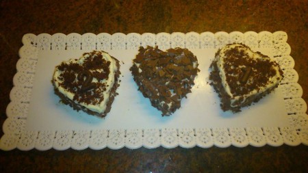 cuoricini red velvet ricoperti di crema al mascarpone e cioccolato bianco