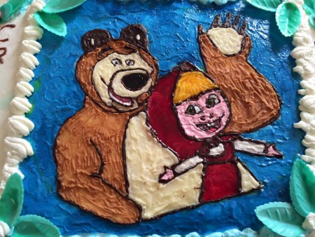 disegno di Masha & Orso su pasta di zucchero