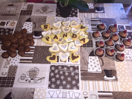 macarons, biscotti al cocco e cupcake al cioccolato